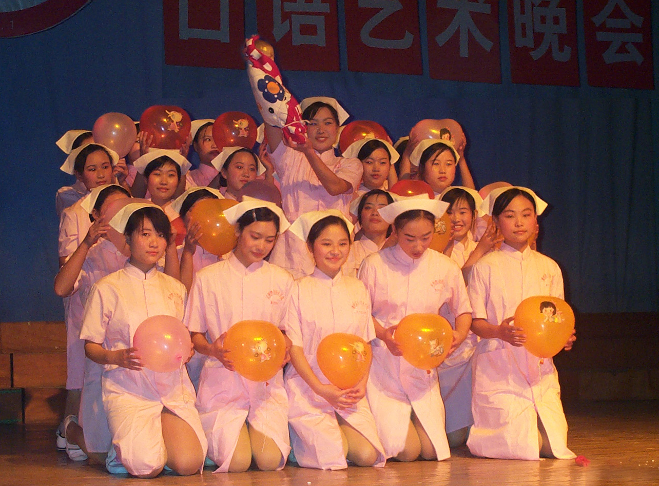 护理系学生在口语晚会上的表演